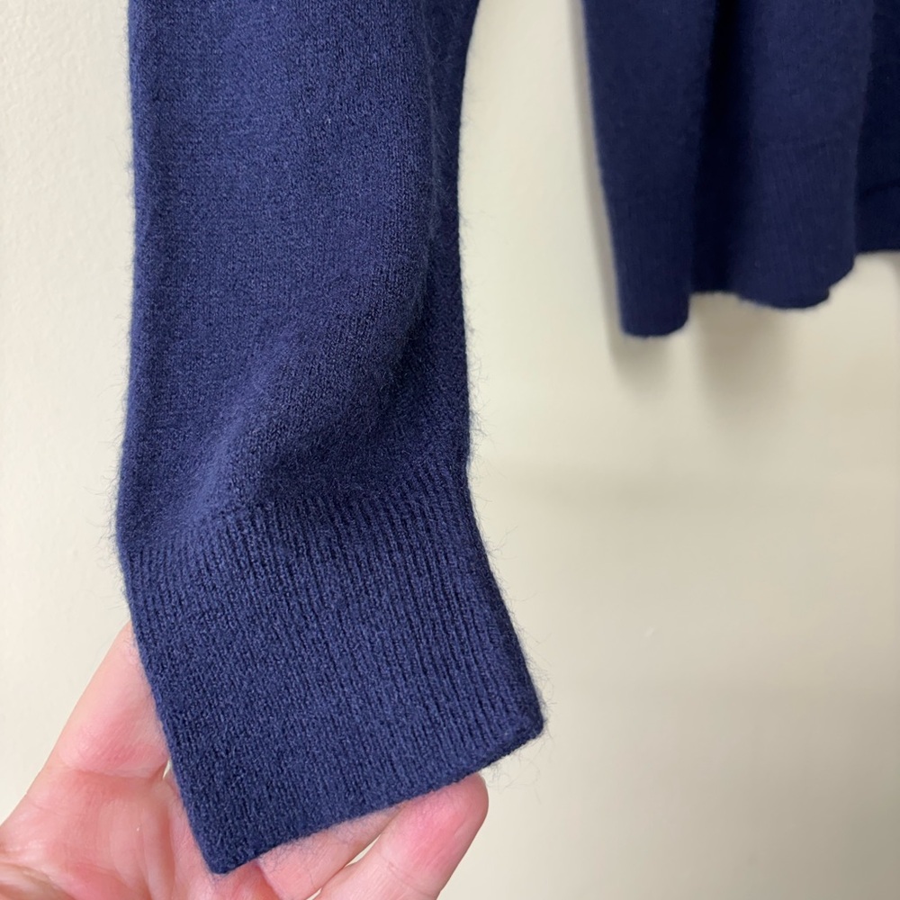 Vintage Soft Lord & Taylor Navy Blue Sweater - Men's size 44 (Large) - Picture 2 of 7
